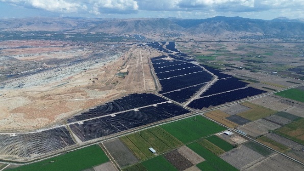 Όμιλος ΔΕΗ: Ολοκληρώθηκε η κατασκευή των φωτοβολταϊκών ισχύος 2,13 GW στη Δυτική Μακεδονία – με ταχείς ρυθμούς η εγκατάσταση μονάδων αποθήκευσης Εικόνα που περιέχει Αεροφωτογραφία, εναέριος, Πανοραμική άποψη, εξωτερικός χώρος/ύπαιθρος Το περιεχόμενο που δημιουργείται από AI ενδέχεται να είναι εσφαλμένο.